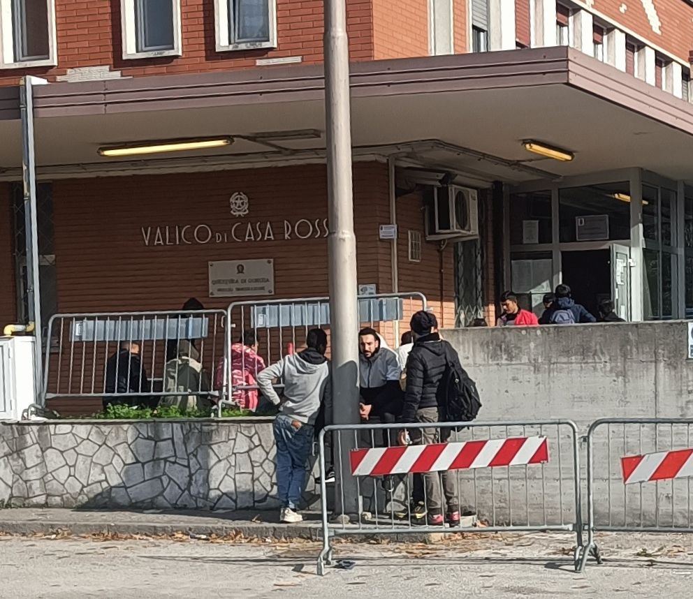 Gorizia, migranti tornano la notte in galleria Bombi: sgomberati